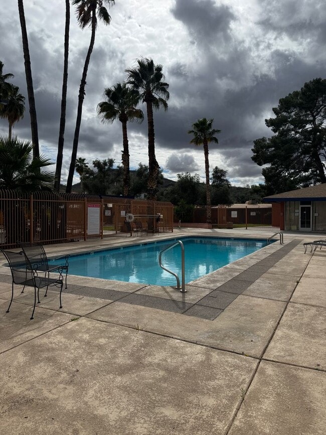 Building Photo - Charming 2 bedroom 1 bath