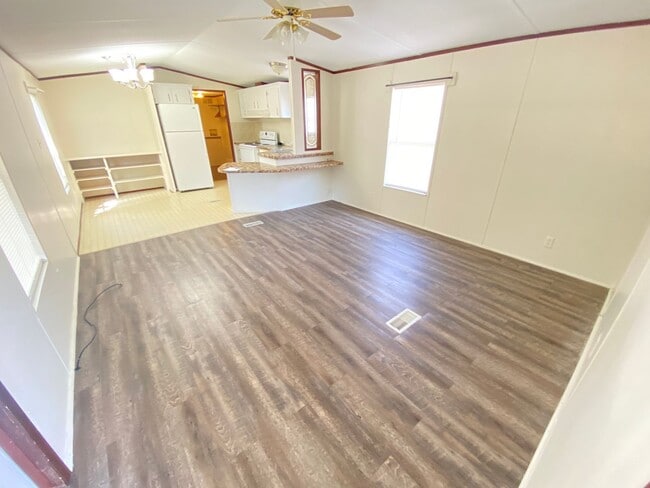 Building Photo - For Lease - 2 Bed, 1 Bath, 1000sqft, 0.5 acre yard, Carthage, TN