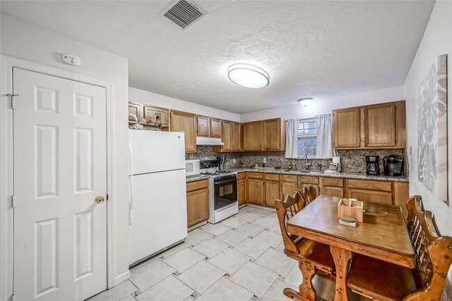 Building Photo - 1320 Avenue L