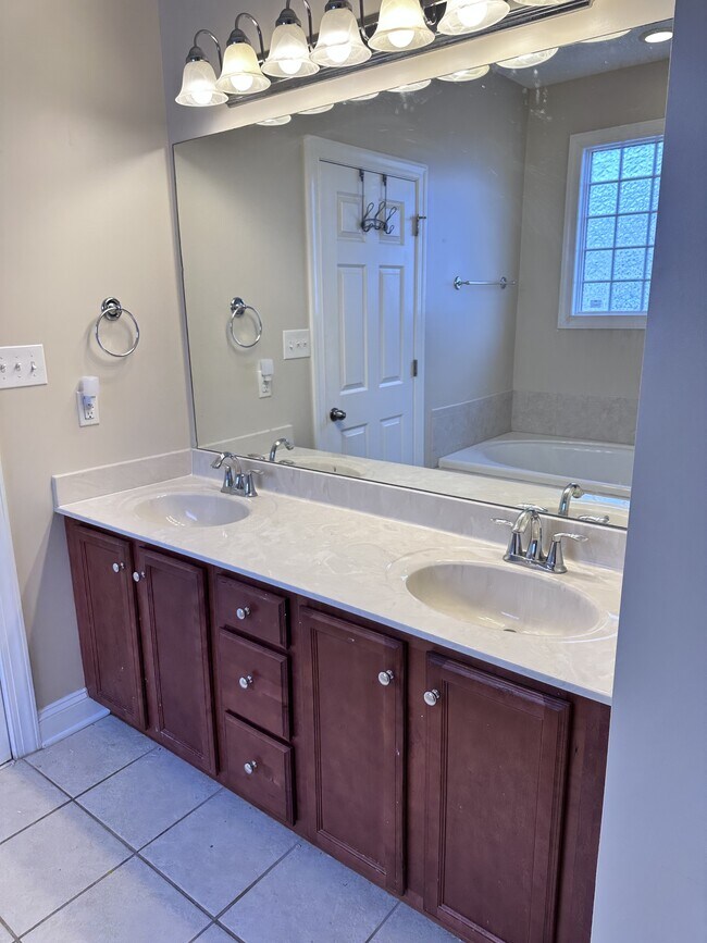 Building Photo - 114 Hills Lorough Loop