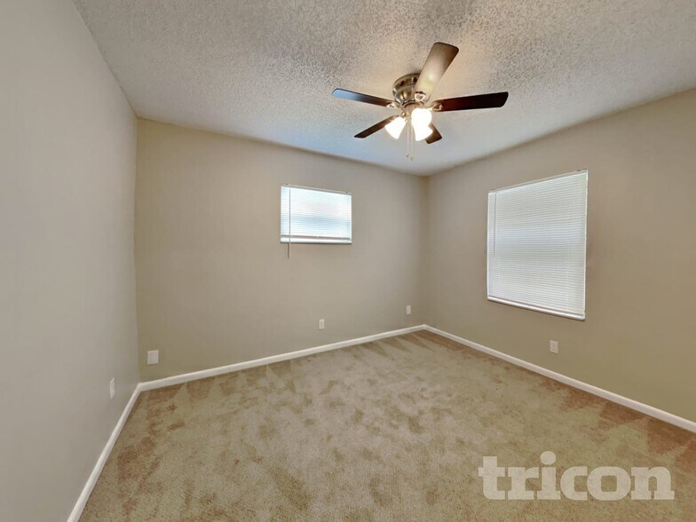 Building Photo - 1002 Saxon Ct