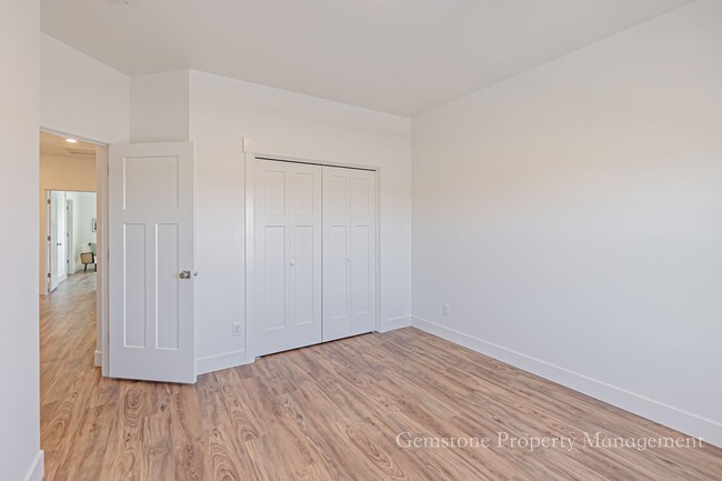 Building Photo - END UNIT - Darling 3 Bed 2.5 bath townhome...