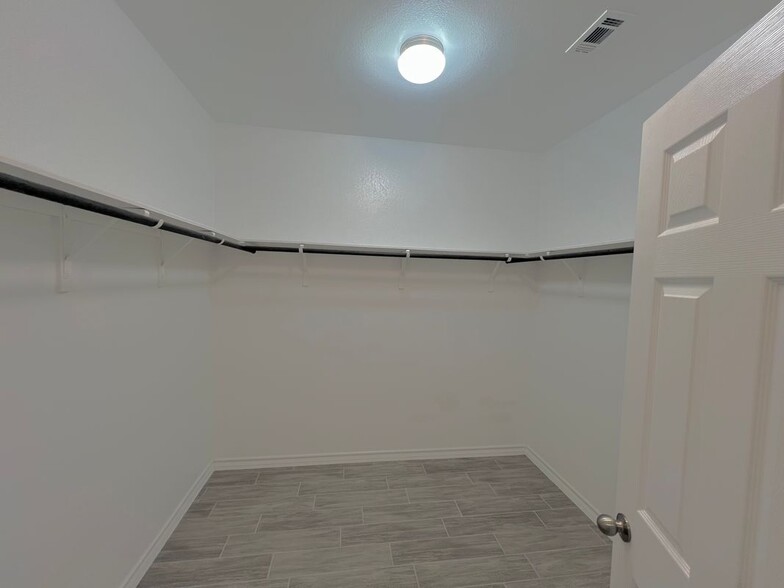 Building Photo - 116 Limonite Ln