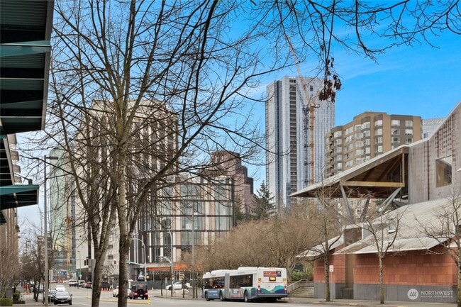 Bellevue - 11004 NE 11th St