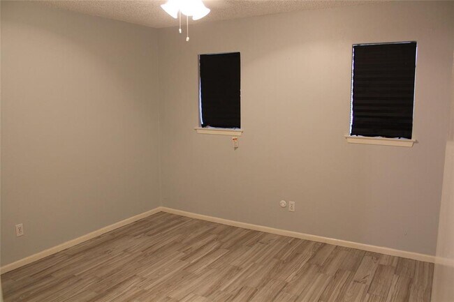 Building Photo - 1016 W Tri Oaks Ln