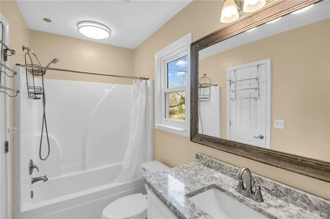 Building Photo - 1093 3rd St