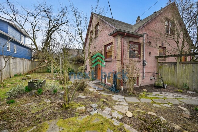 Building Photo - A classic vintage house ready to rent