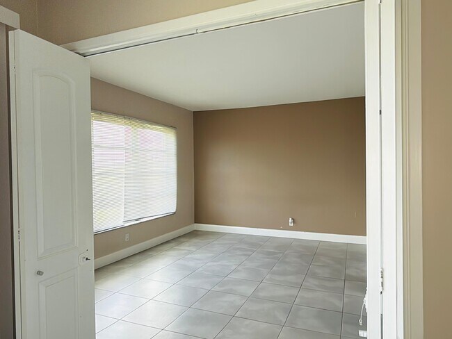 Building Photo - 3100 N Palm Aire Dr