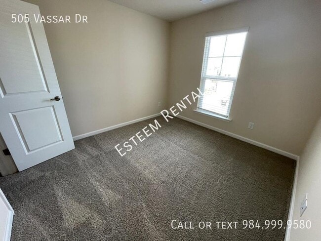 Building Photo - 505 Vassar Dr