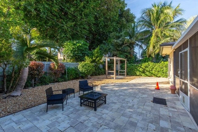 Building Photo - 327 Dartmouth Dr