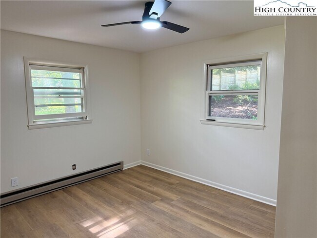 Building Photo - 130 Maple Dr