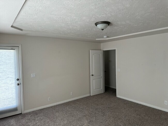 Building Photo - 943 Mount Hood Pl N