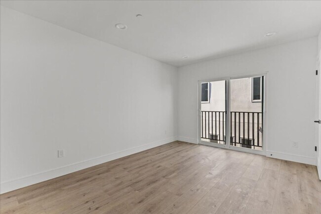 Building Photo - 860 N Hudson Ave