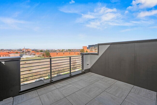 Building Photo - Bloomingdale Townhome | 3 Bed + Den | 3.5 Bath | 1,800 Sf | Large Private Rooftop Deck & Balcony ...