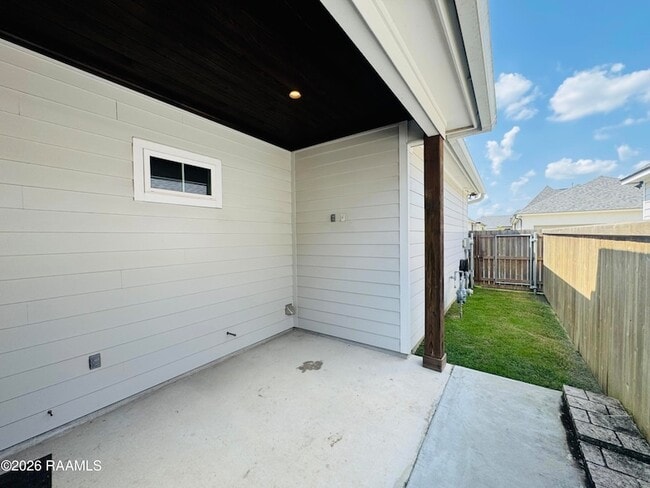 Building Photo - 113 Oak Village Dr