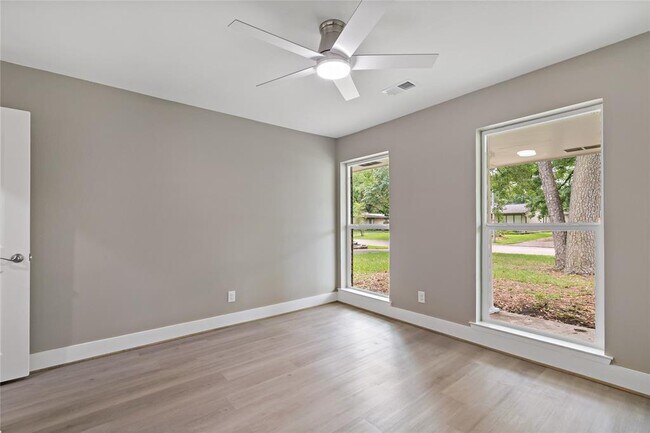 Building Photo - 214 Whispering Oaks Dr
