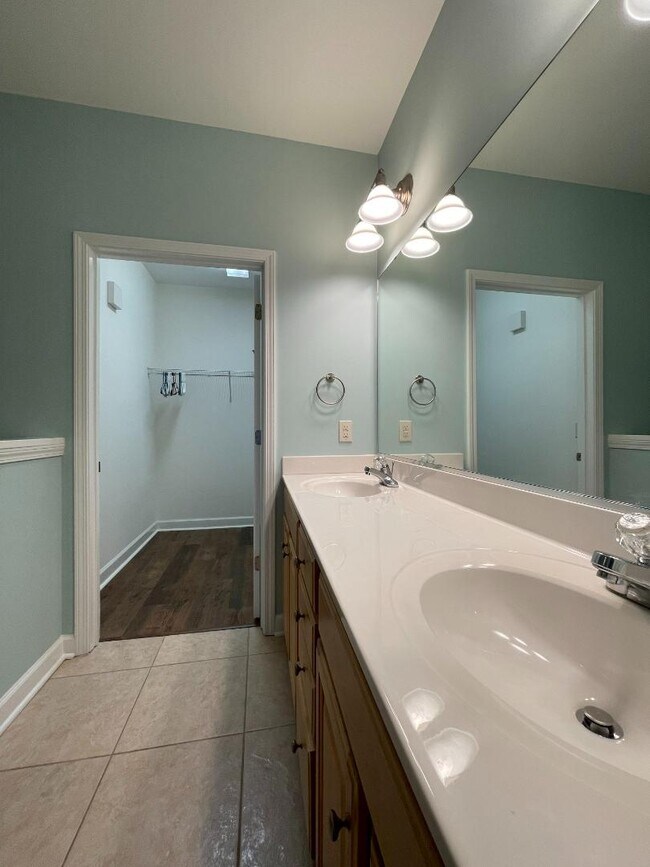 Building Photo - 908 Resort Cir