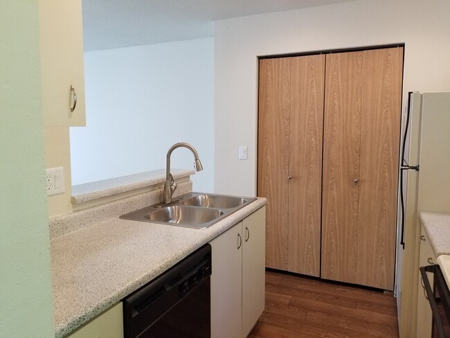 Building Photo - Riverwood Apartments