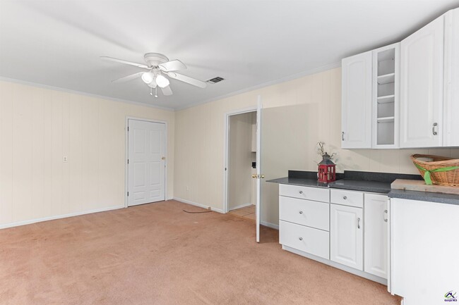 Building Photo - 846 S Forest Lake Dr