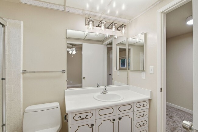 Building Photo - Duplex with 1.5 Bath and One Car Garage