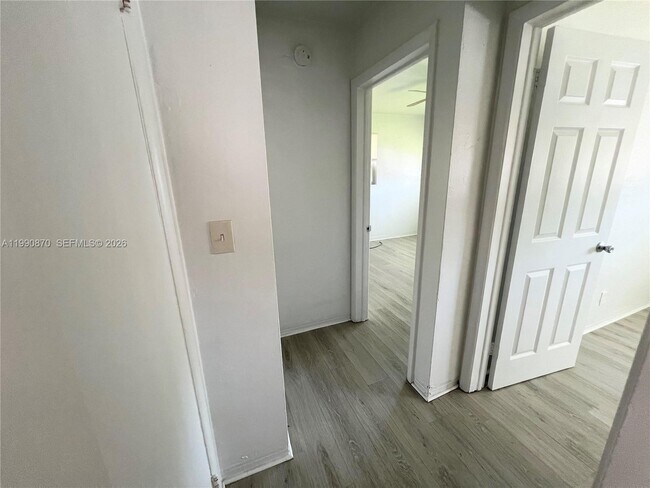 Building Photo - 404 SW 5th Ave