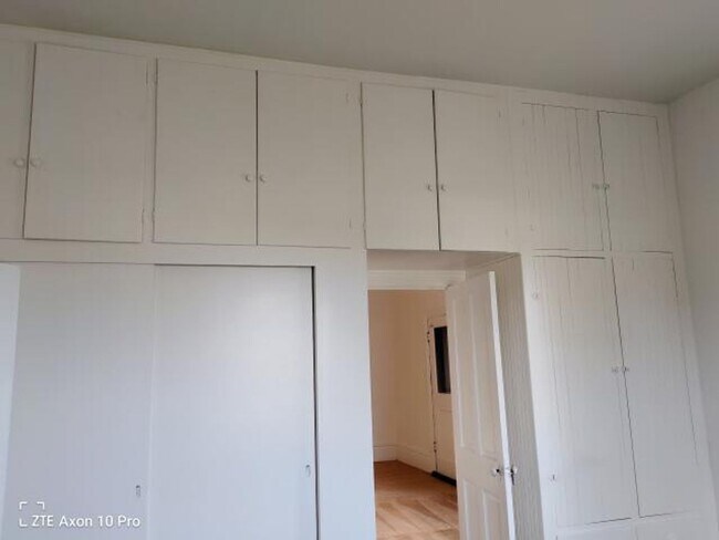 Building Photo - 2557 S Orch Dr