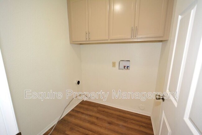 Building Photo - 1610 Oneida Pl