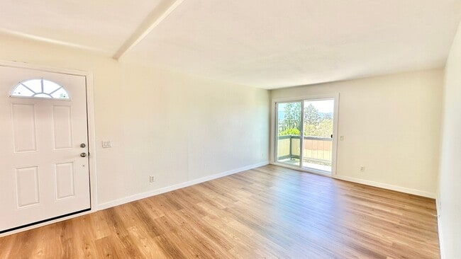Building Photo - Darling, Upstairs, Corner-End Condo Unit i...