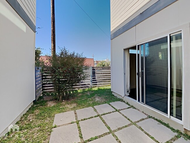 Building Photo - 118 E Myrtle St