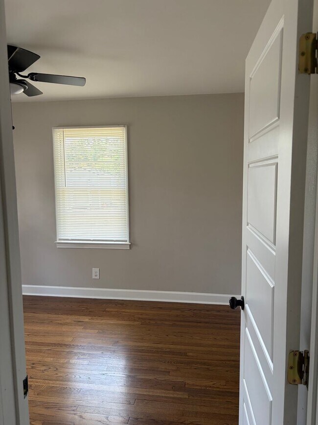 Building Photo - Beautiful brick home, Fully fenced in yard!!