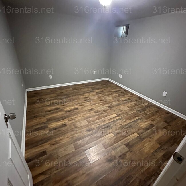 Building Photo - $1200 – 3 Bed + Bonus Room, 1 Bath | Singl...
