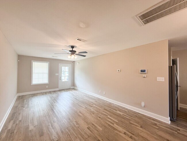 Building Photo - 3 Bedroom 2 1/2 Bathroom Home
