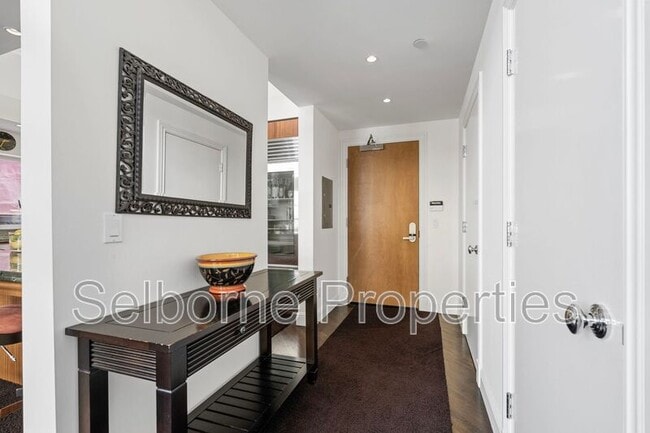 Building Photo - 33 Clementina St