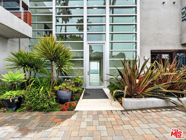 Building Photo - 770 Paseo Miramar
