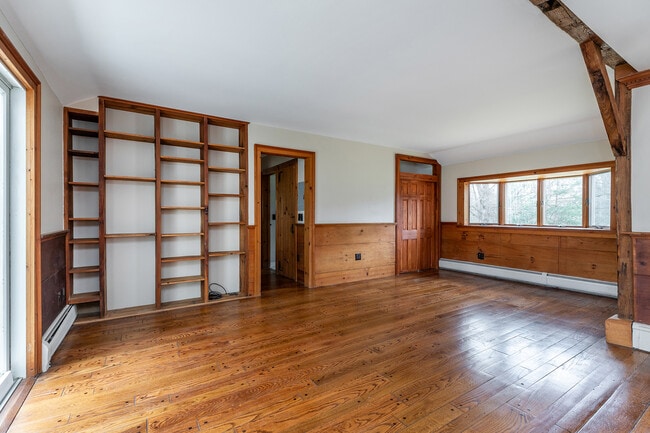 Building Photo - 8 Southbury Rd
