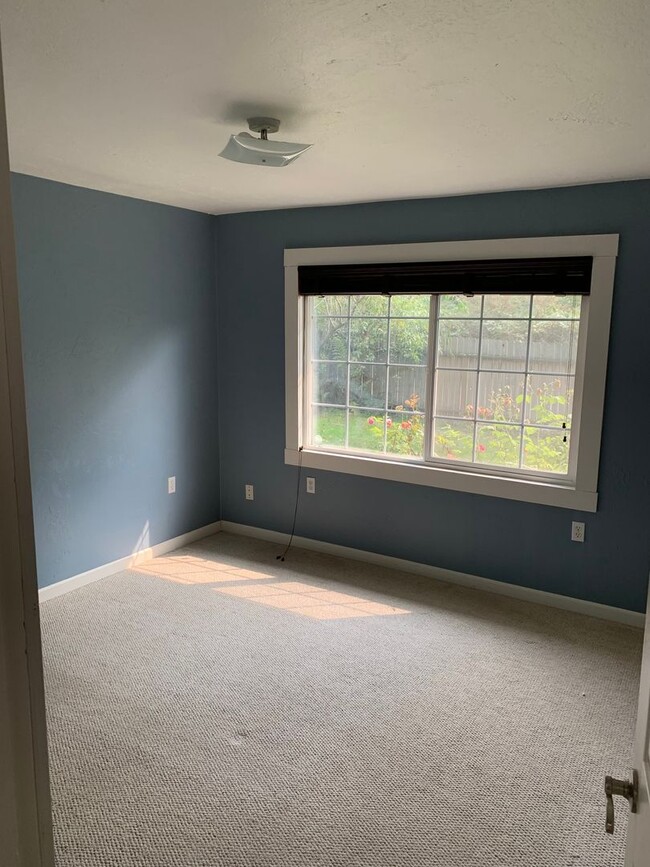 Building Photo - 3 Bedroom, PET FRIENDLY House in Fieldbrook
