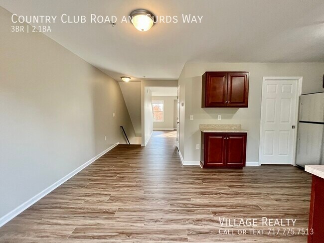 Building Photo - 705 Country Club Rd