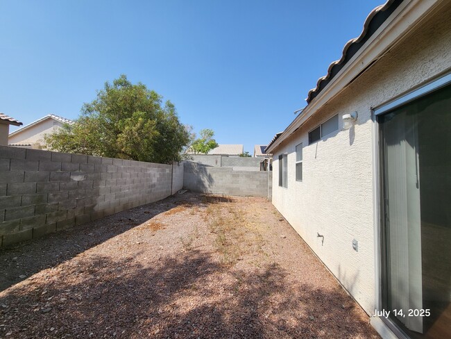 Building Photo - 634 Holly Bush Ct