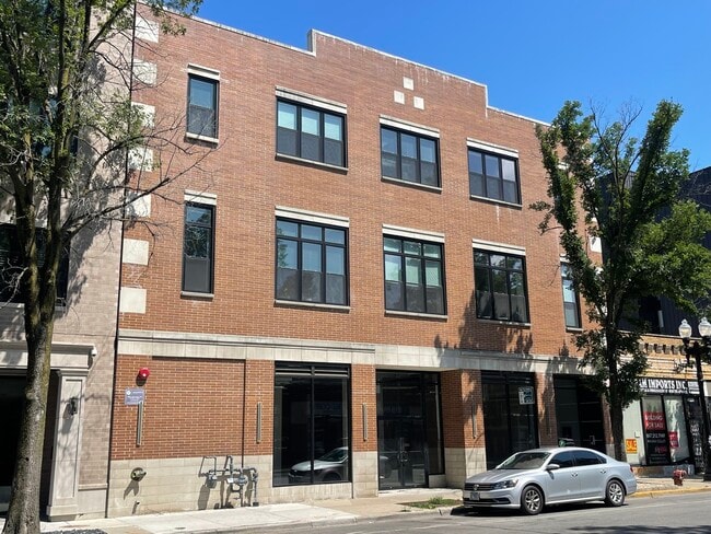Primary Photo - 4533 N Clark St
