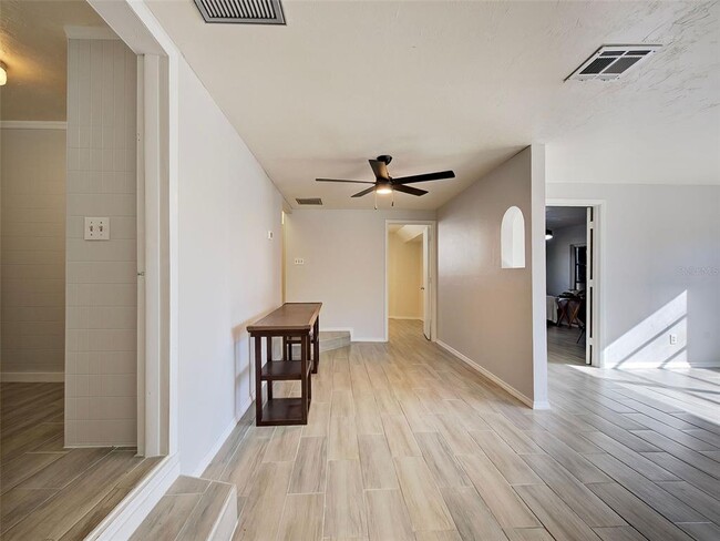 Building Photo - 313 Jessica St N