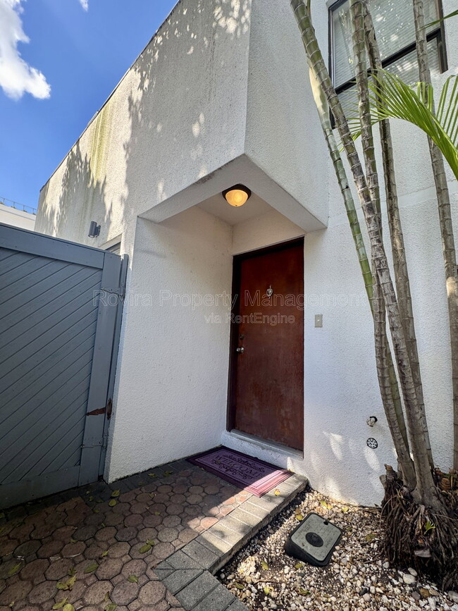 Building Photo - 2180 Brickell Ave