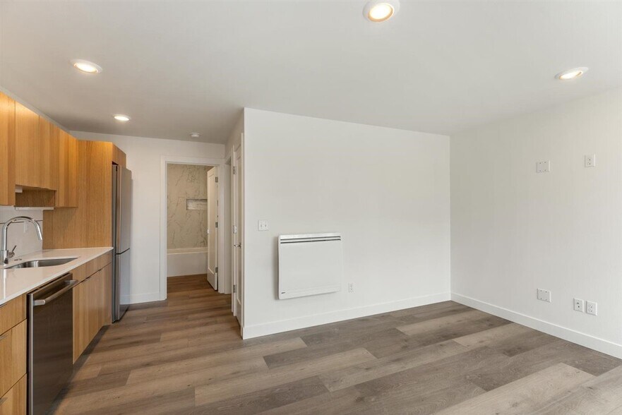 Building Photo - 5810 Roosevelt Way NE