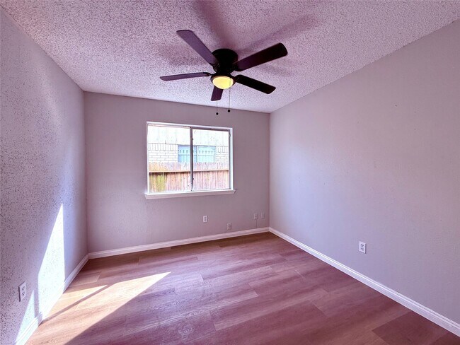 Building Photo - 12071 Plumbrook Dr