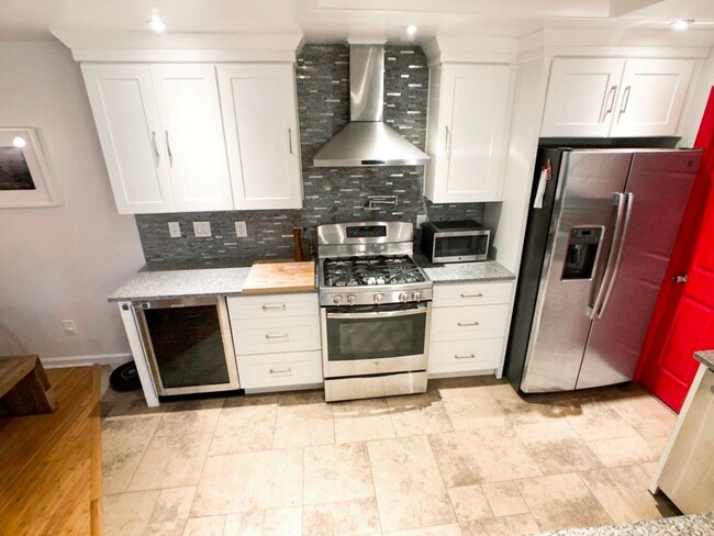 Building Photo - Beautiful Updated 2BR/2BA Condo Near Beltline