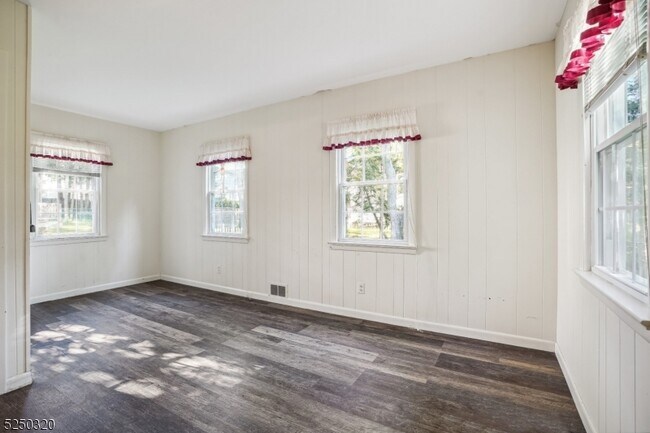 Building Photo - 10 Yorktown Terrace