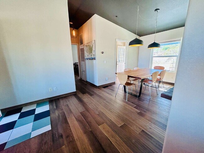 Building Photo - Updated 3 bd, 2 ba on 1.98 Acres with Hot Tub!