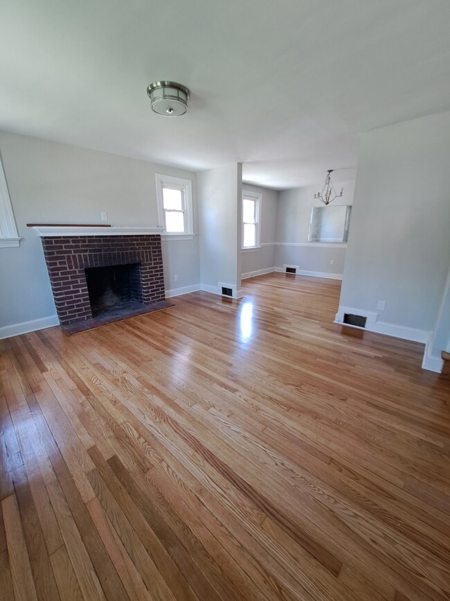 Building Photo - 1802 Maple St