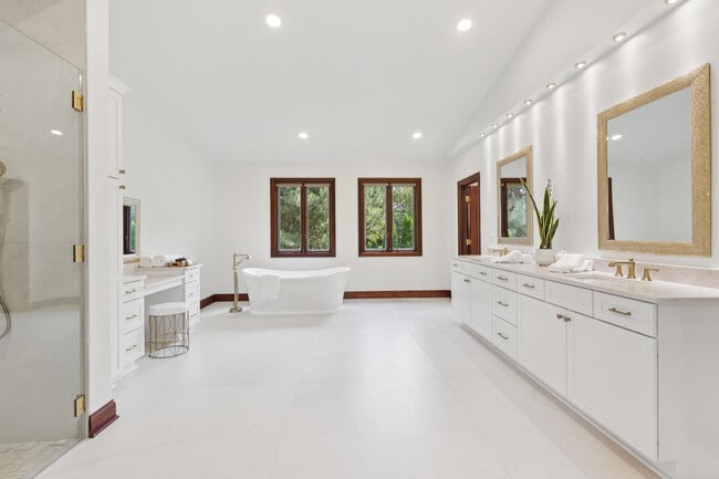 Building Photo - 2430 Dorina Dr
