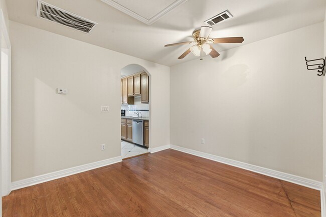 Building Photo - 2513 Shakespeare St