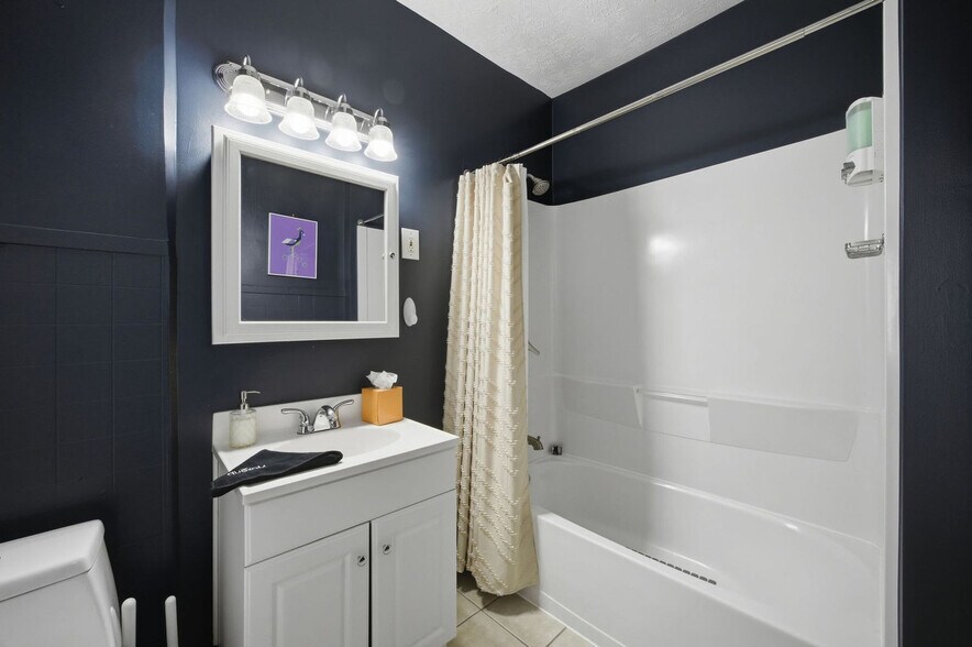 Building Photo - 2121 W 11th St